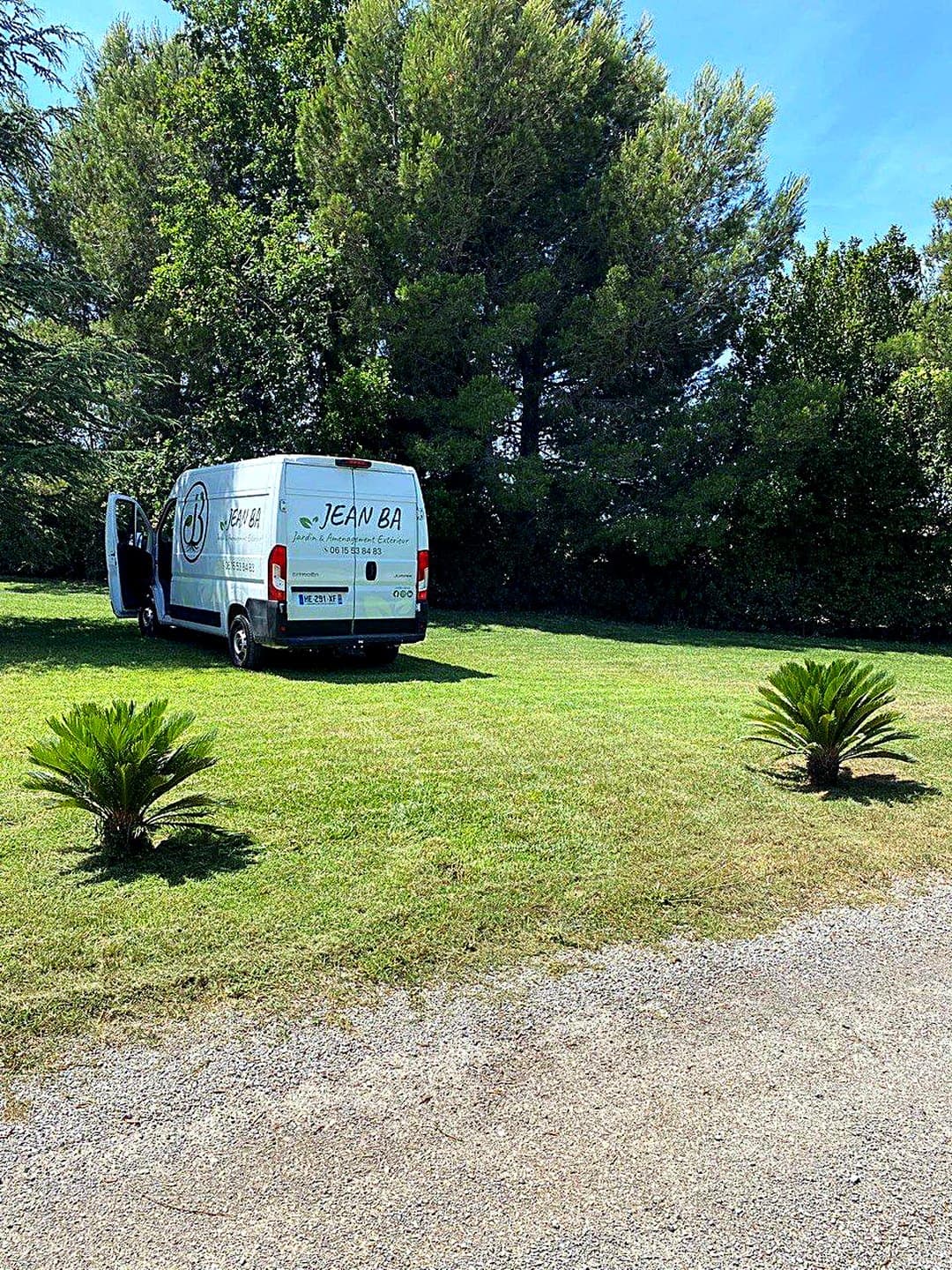 Le véhicule Jean Ba Paysagiste en intervention dans un jardin à Nîmes