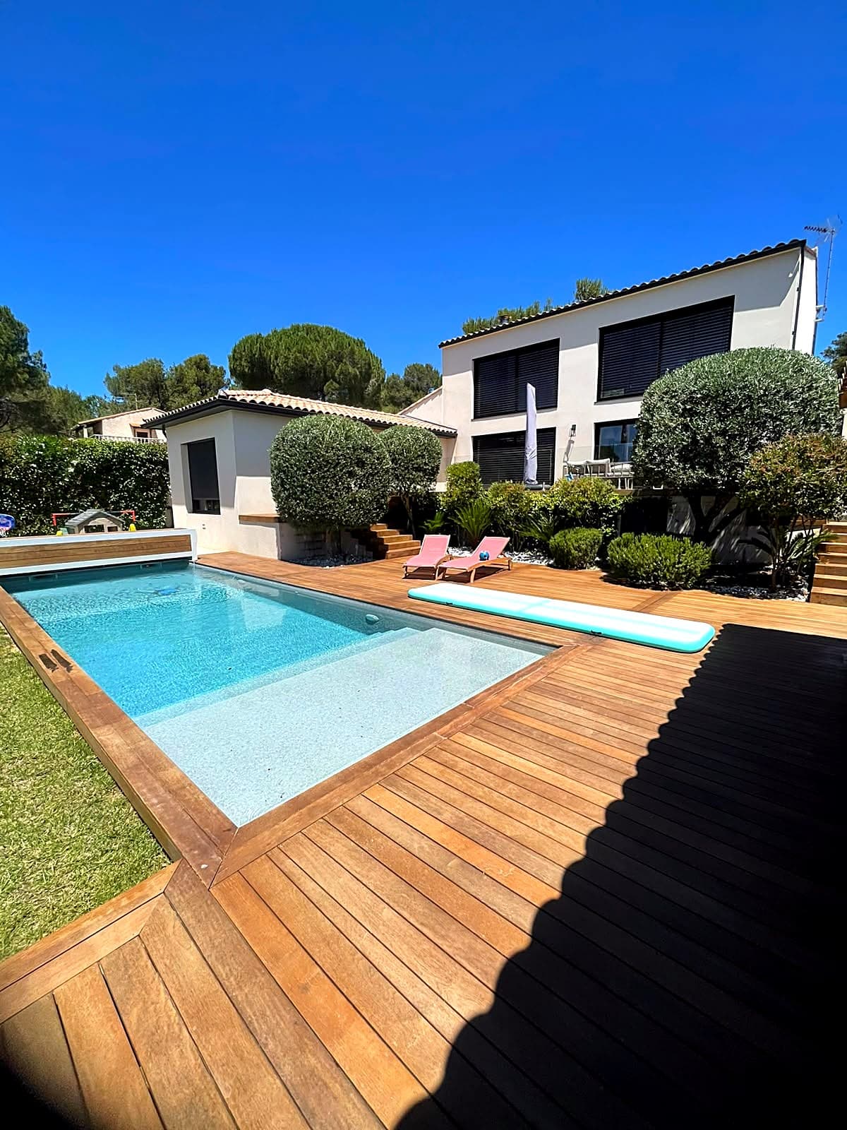 Piscine, terrasse en bois et oliviers sculptés — jardin contemporain réalisé par Jean Ba Paysagiste à Nîmes