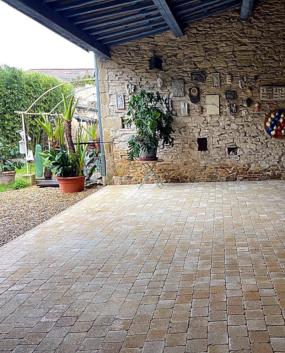 Cour couverte pavée de 65 m² aménagée par Jean Ba dans le Gard
