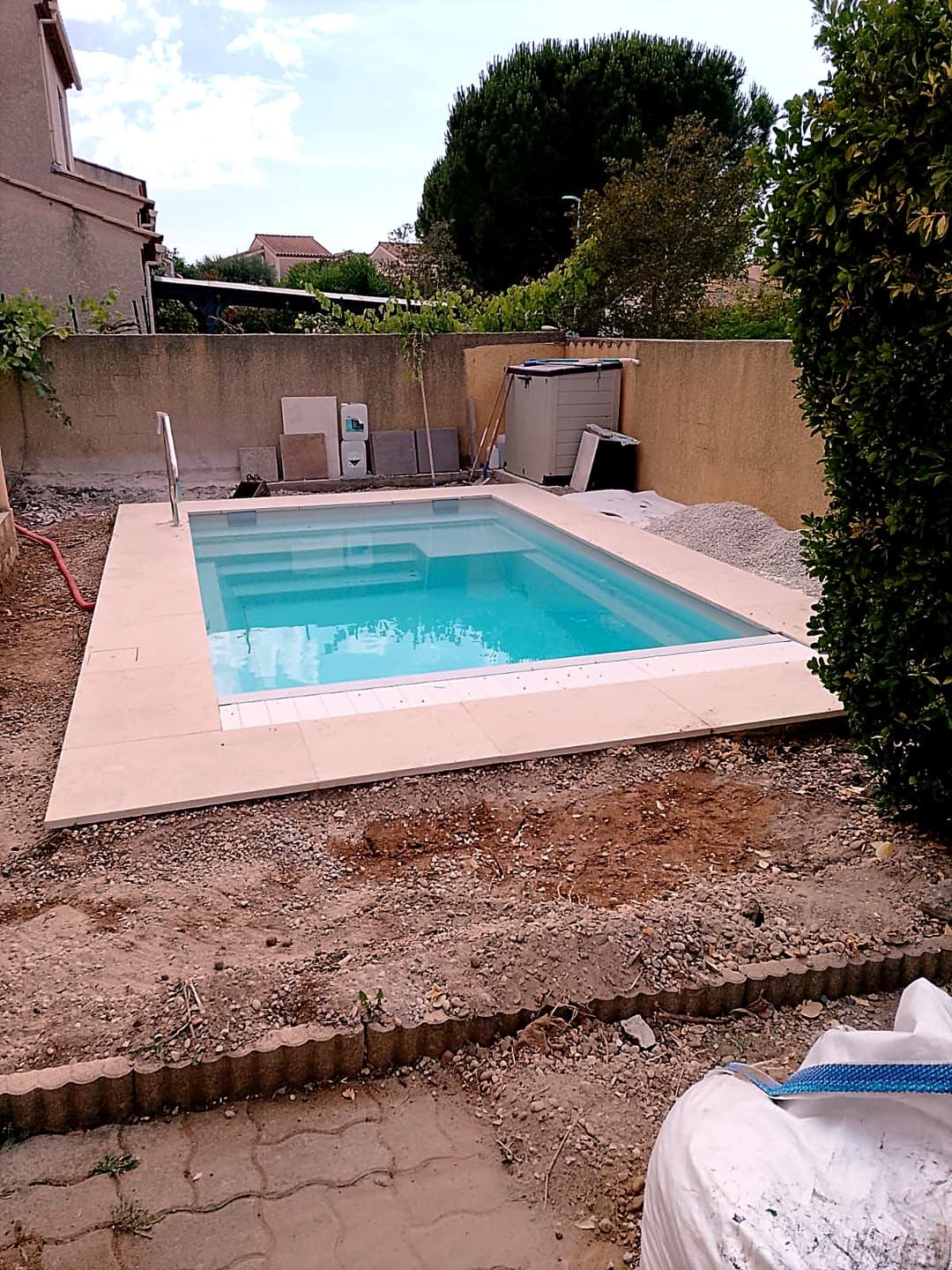 Contour de piscine avant aménagement